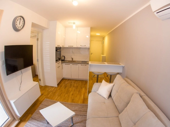 Izdavanje opremljenog jednosobnog stana 42m² u zgradi Fontana – 150 m od mora, centar Budve (NA PERIOD DO 01.06.2027)
