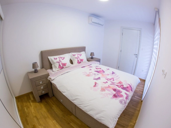 Izdavanje opremljenog jednosobnog stana 42m² u zgradi Fontana – 150 m od mora, centar Budve (NA PERIOD DO 01.06.2027)