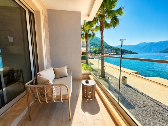 Ekskluzivna prodaja luksuzne vile 109m² u prestižnom kompleksu na obali mora – krovna terasa sa đakuzijem, panoramski pogled i vrhunski sadržaji, Stoliv – Boka Kotorska