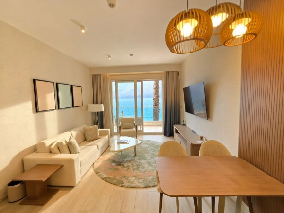 Ekskluzivna prodaja luksuzne vile 109m² u prestižnom kompleksu na obali mora – krovna terasa sa đakuzijem, panoramski pogled i vrhunski sadržaji, Stoliv – Boka Kotorska