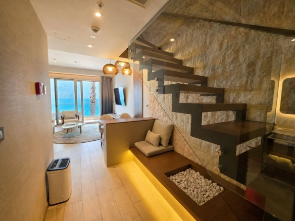 Ekskluzivna prodaja luksuzne vile 109m² u prestižnom kompleksu na obali mora – krovna terasa sa đakuzijem, panoramski pogled i vrhunski sadržaji, Stoliv – Boka Kotorska