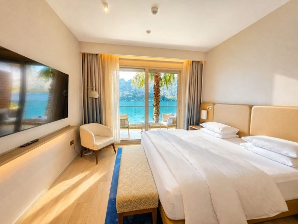 Ekskluzivna prodaja luksuzne vile 109m² u prestižnom kompleksu na obali mora – krovna terasa sa đakuzijem, panoramski pogled i vrhunski sadržaji, Stoliv – Boka Kotorska