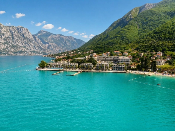 Ekskluzivna prodaja luksuzne vile 109m² u prestižnom kompleksu na obali mora – krovna terasa sa đakuzijem, panoramski pogled i vrhunski sadržaji, Stoliv – Boka Kotorska