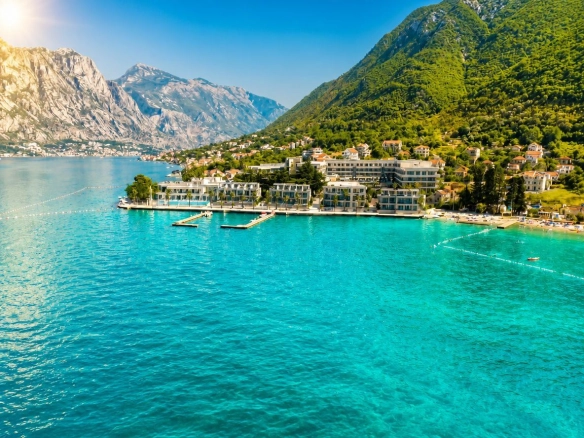 Ekskluzivna prodaja luksuzne vile 109m² u prestižnom kompleksu na obali mora – krovna terasa sa đakuzijem, panoramski pogled i vrhunski sadržaji, Stoliv – Boka Kotorska