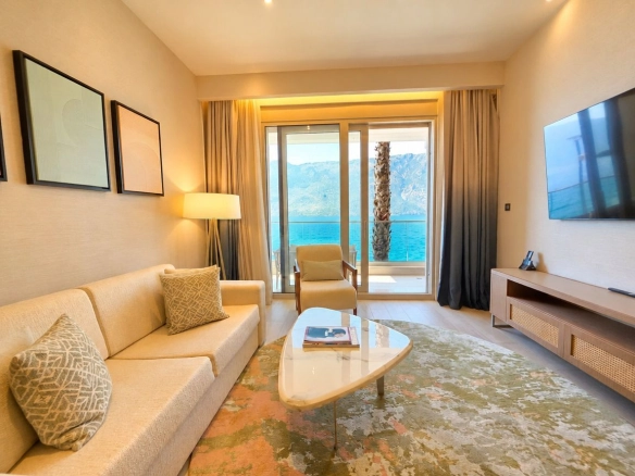 Ekskluzivna prodaja luksuzne vile 109m² u prestižnom kompleksu na obali mora – krovna terasa sa đakuzijem, panoramski pogled i vrhunski sadržaji, Stoliv – Boka Kotorska