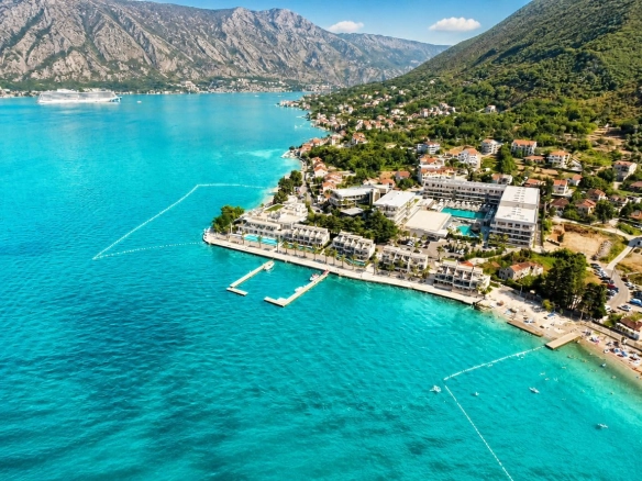 Ekskluzivna prodaja luksuzne vile 109m² u prestižnom kompleksu na obali mora – krovna terasa sa đakuzijem, panoramski pogled i vrhunski sadržaji, Stoliv – Boka Kotorska