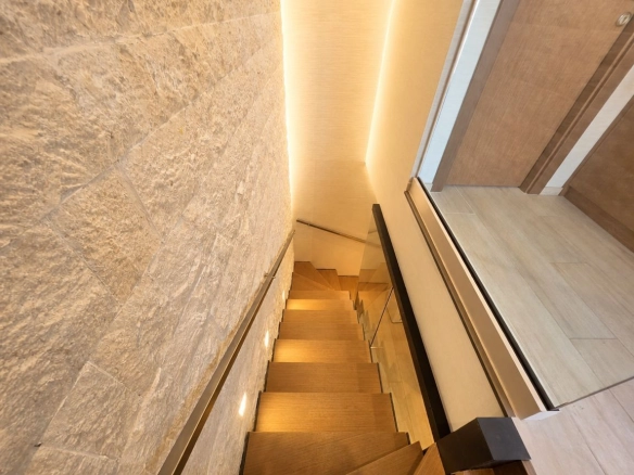 Ekskluzivna prodaja luksuzne vile 109m² u prestižnom kompleksu na obali mora – krovna terasa sa đakuzijem, panoramski pogled i vrhunski sadržaji, Stoliv – Boka Kotorska