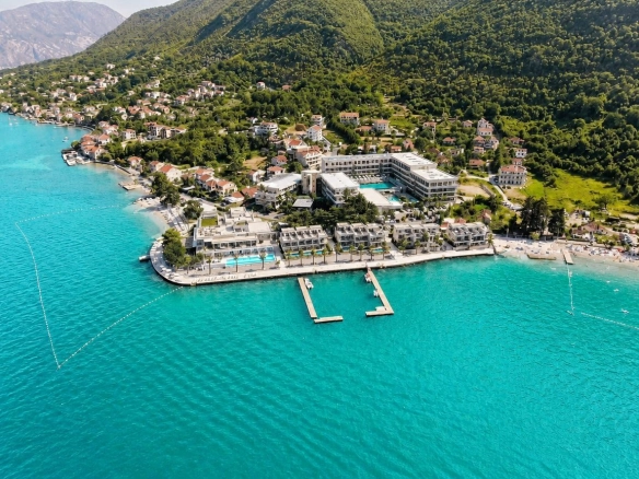 Ekskluzivna prodaja luksuzne vile 109m² u prestižnom kompleksu na obali mora – krovna terasa sa đakuzijem, panoramski pogled i vrhunski sadržaji, Stoliv – Boka Kotorska