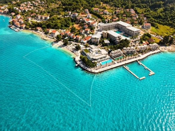 Ekskluzivna prodaja luksuzne vile 109m² u prestižnom kompleksu na obali mora – krovna terasa sa đakuzijem, panoramski pogled i vrhunski sadržaji, Stoliv – Boka Kotorska