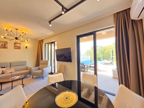 Townhouse luksuzna vila sa bazenom, garažom i panoramskim pogledom na more – Blizikuće, Budvanska rivijera (izdavanje na duži period)