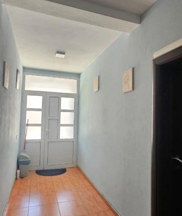 Izdavanje: Garsonjera 20 m² na 400 m od mora – Šušanj, Bar