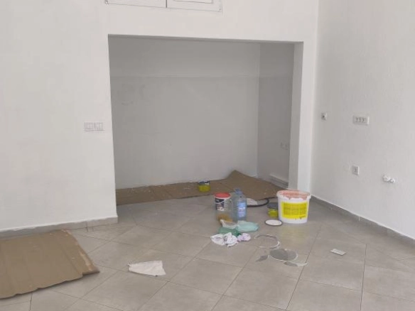 Izdavanje: Poslovni prostor 30 m² u centru grada, preko puta škole – Bar
