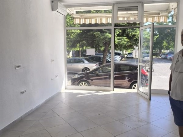 Izdavanje: Poslovni prostor 30 m² u centru grada, preko puta škole – Bar