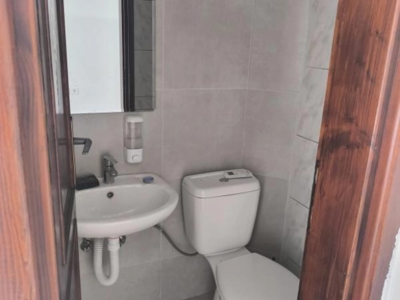 Izdavanje: Poslovni prostor 30 m² u centru grada, preko puta škole – Bar