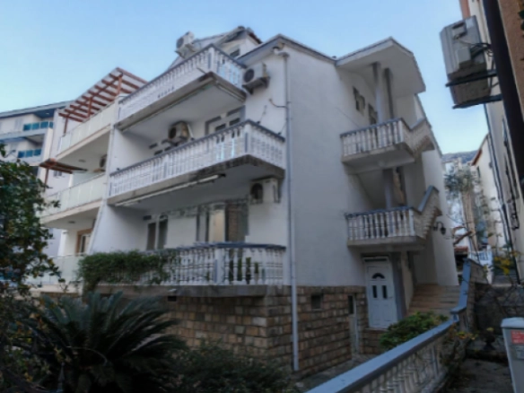 Hotel 345 m² sa 6 garsonjera i stanom, garažom i parkingom – Bečići, Budva