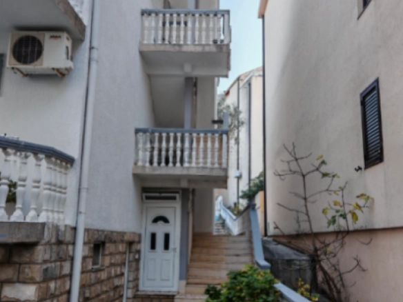 Hotel 345 m² sa 6 garsonjera i stanom, garažom i parkingom – Bečići, Budva