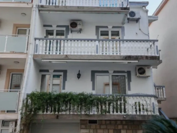 Hotel 345 m² sa 6 garsonjera i stanom, garažom i parkingom – Bečići, Budva