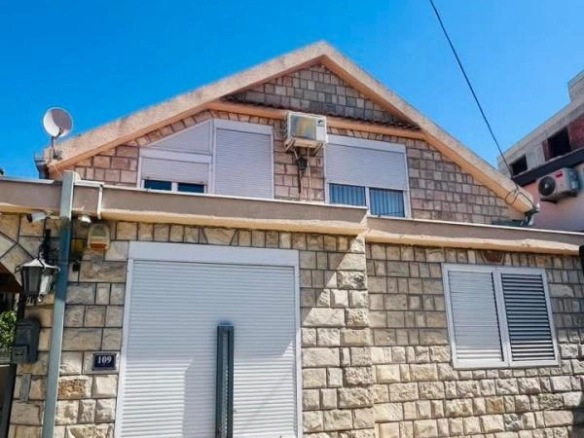 Dvije kuće 300 m² na jednom placu blizu mora i centra – Bar