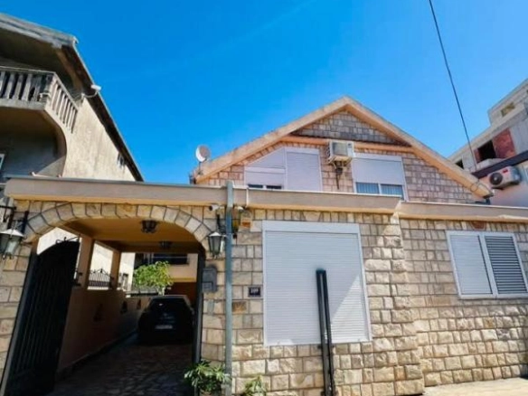 Dvije kuće 300 m² na jednom placu blizu mora i centra – Bar