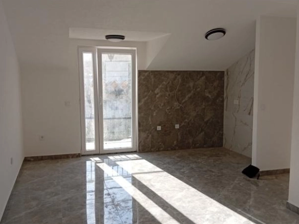 Jednosoban stan 50 m² sa terasom blizu rive – Herceg Novi