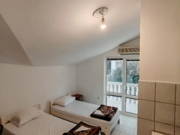 Hotel 345 m² sa 6 garsonjera i stanom, garažom i parkingom – Bečići, Budva