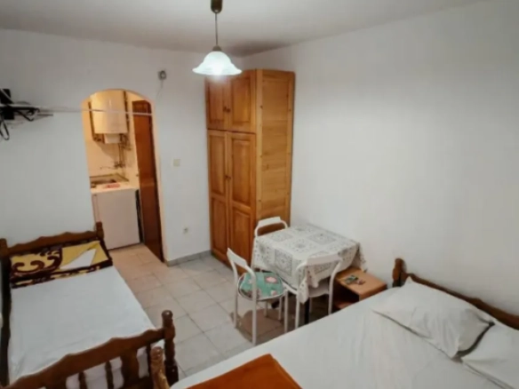 Hotel 345 m² sa 6 garsonjera i stanom, garažom i parkingom – Bečići, Budva