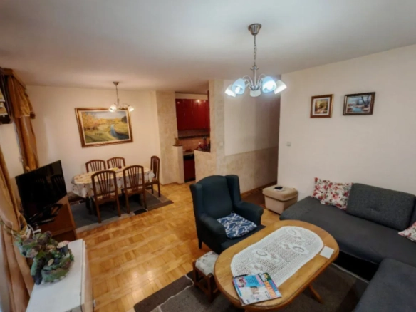 Hotel 345 m² sa 6 garsonjera i stanom, garažom i parkingom – Bečići, Budva