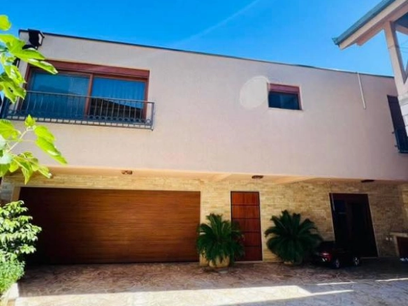 Dvije kuće 300 m² na jednom placu blizu mora i centra – Bar