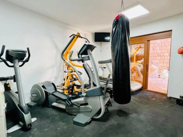 Dvije kuće 300 m² na jednom placu blizu mora i centra – Bar