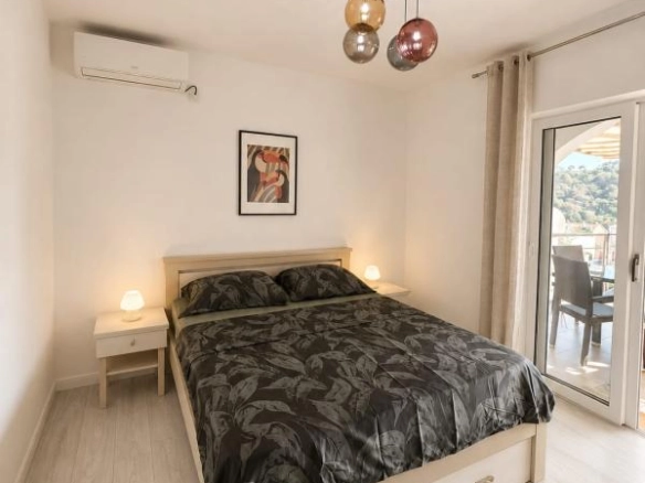 Dvosoban stan 99 m² sa velikom terasom – Petrovac, Budva