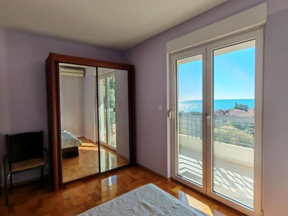 Trosoban stan 111 m² sa pogledom na more – Petrovac, Budva