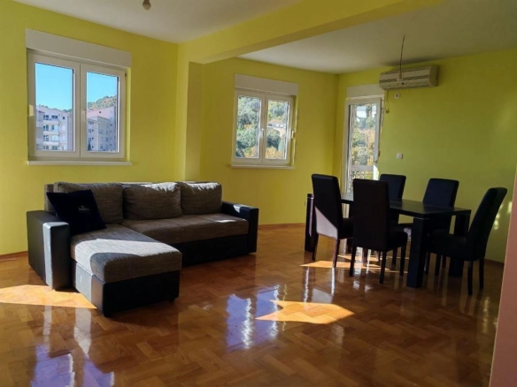 Trosoban stan 111 m² sa pogledom na more – Petrovac, Budva