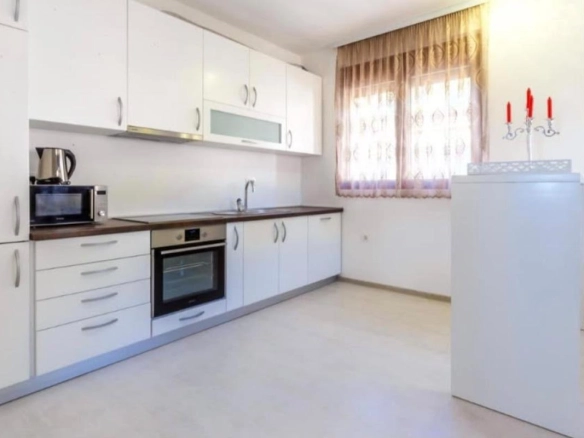 Izdavanje: Dvosoban dupleks stan 129 m² sa pogledom na more – Petrovac, Budva