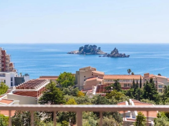 Izdavanje: Dvosoban dupleks stan 129 m² sa pogledom na more – Petrovac, Budva