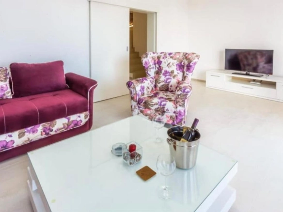 Izdavanje: Dvosoban dupleks stan 129 m² sa pogledom na more – Petrovac, Budva