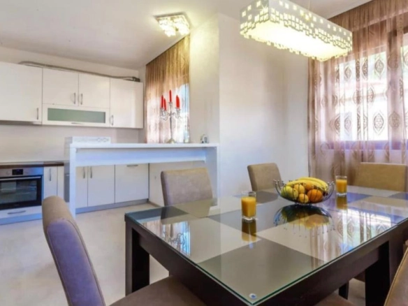 Izdavanje: Dvosoban dupleks stan 129 m² sa pogledom na more – Petrovac, Budva