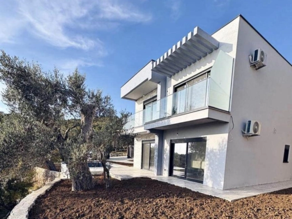 Izdavanje: Kuća 160 m² sa bazenom i placom 400 m² – Vitići, Bar