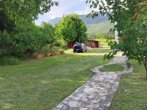Kuća 162 m² sa vinogradom i placom od 2.710 m² – Danilovgrad