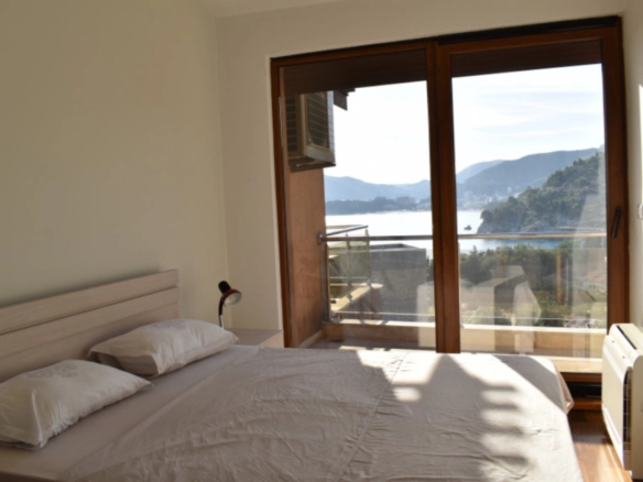 Trosoban stan 161 m² sa panoramskim pogledom na more – Pržno, Budva