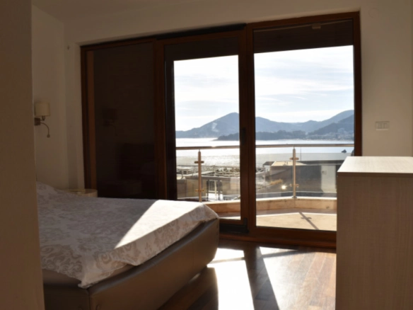 Trosoban stan 161 m² sa panoramskim pogledom na more – Pržno, Budva