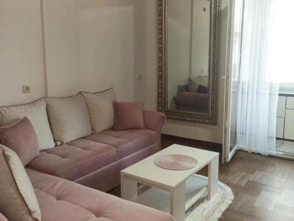 Izdavanje: Garsonjera 34 m² sa zastakljenom terasom – Babin Do, Budva