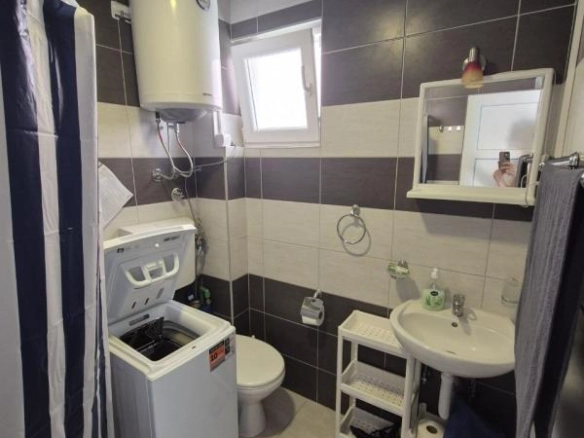 Izdavanje: Garsonjera 20 m² na 400 m od mora – Šušanj, Bar