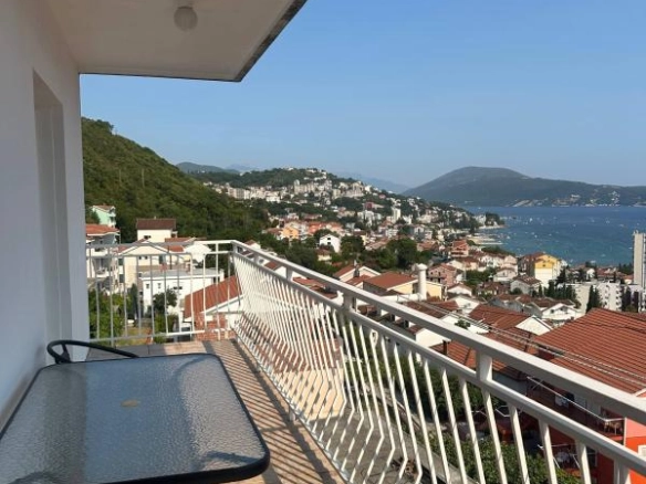 Četvorosoban stan sa pogledom na more