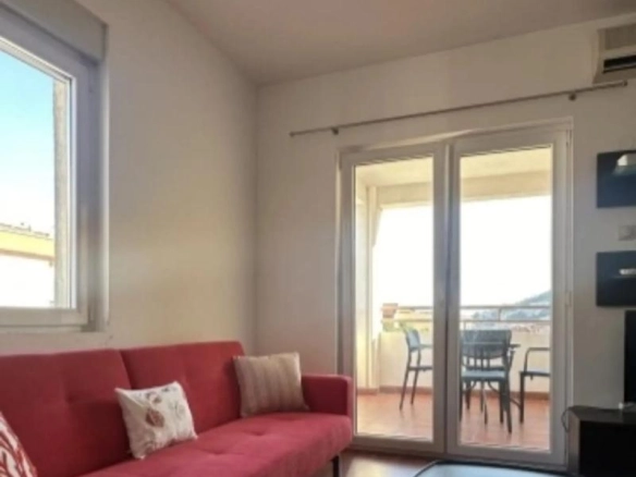 Izdavanje: Jednosoban stan 55 m² u zgradi bez lifta – Podmaine, Budva
