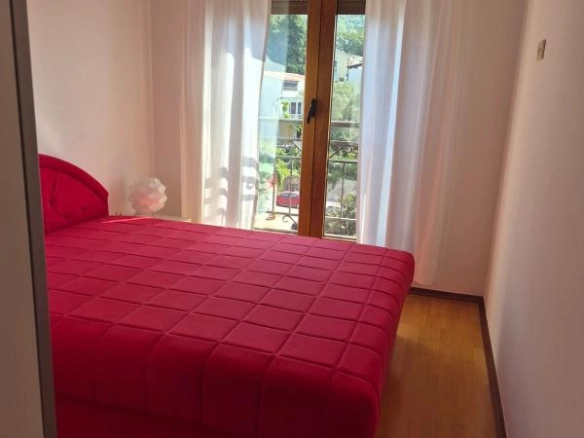 Jednosoban stan 65 m² sa terasom i pogledom na planine – Petrovac, Budva