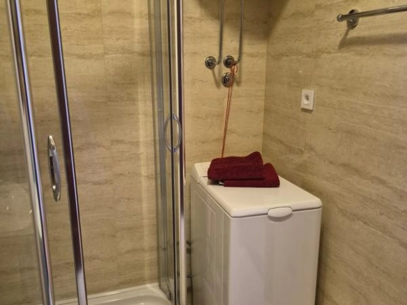 Jednosoban stan 65 m² sa terasom i pogledom na planine – Petrovac, Budva