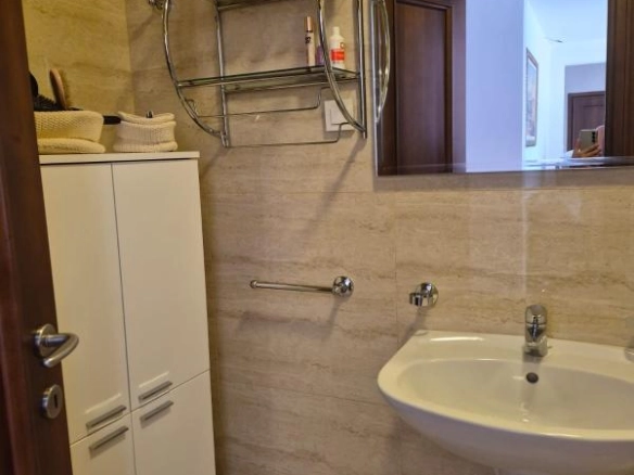 Jednosoban stan 65 m² sa terasom i pogledom na planine – Petrovac, Budva