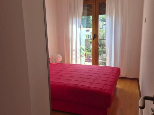 Jednosoban stan 65 m² sa terasom i pogledom na planine – Petrovac, Budva