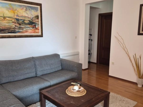 Jednosoban stan 65 m² sa terasom i pogledom na planine – Petrovac, Budva