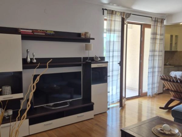 Jednosoban stan 65 m² sa terasom i pogledom na planine – Petrovac, Budva